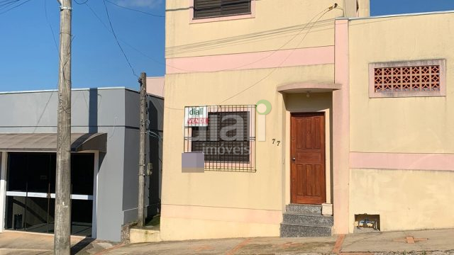 SOBRADO DE DOIS ANDARES NO CENTRO