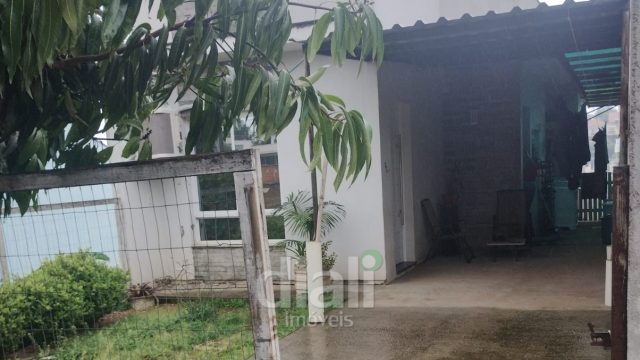 CASA COM ÓTIMA ESTRUTURA NO LOTEAMENTO BELLA VISTA!