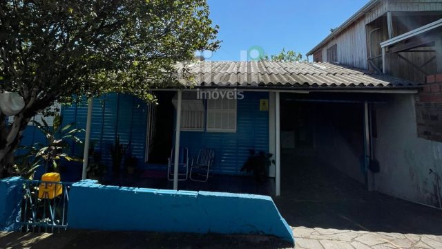 CASA AMPLA Á VENDA PRÓXIMO AO CENTRO!